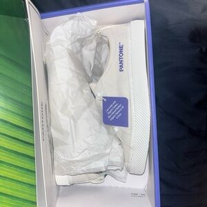 brand new with box size 8 women’s cariuma&pantone “very peri”